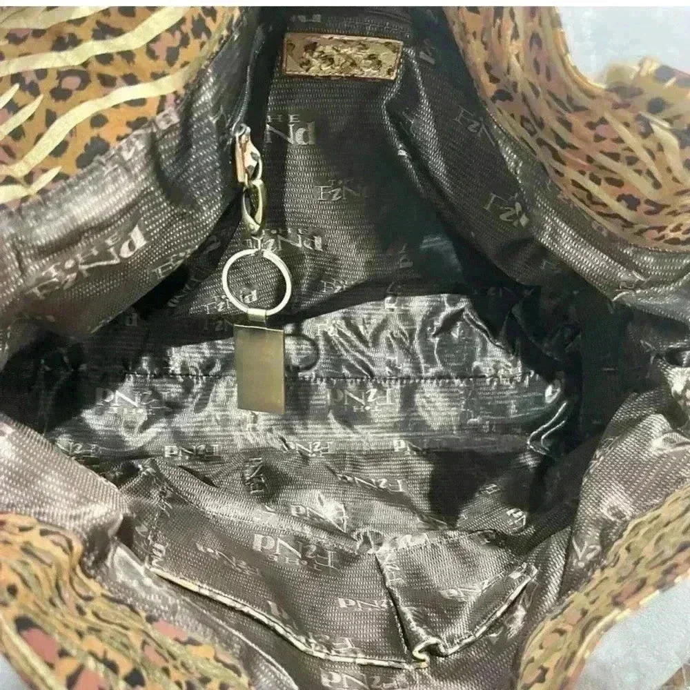 The Find Animal Tote w/Wallet - Picture 3 of 11